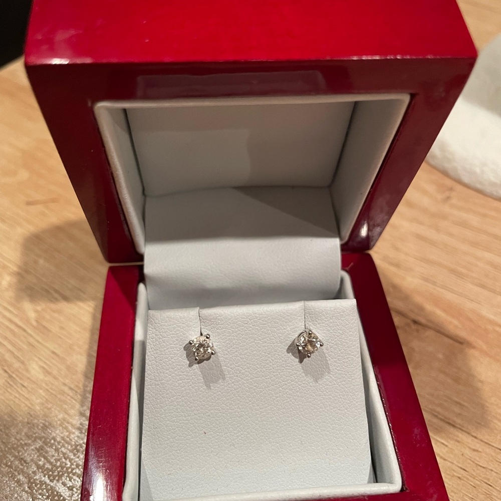 1/2 karat diamond stud earrings